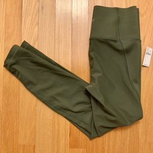 Old Navy Elevate Leggings. Built in sculpt. NWT.